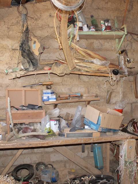 Un taller desordenado con herramientas y materiales por todas partes.