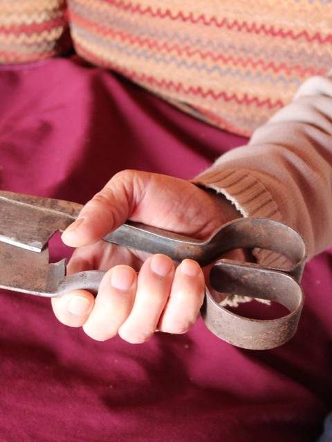 Una persona sostiene unas tijeras grandes en la mano.