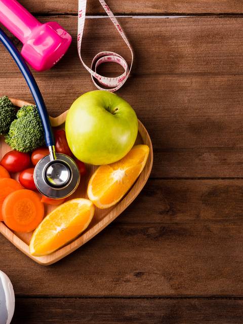Una mesa con comida saludable y elementos de ejercicio, ideal para un estilo de vida activo.