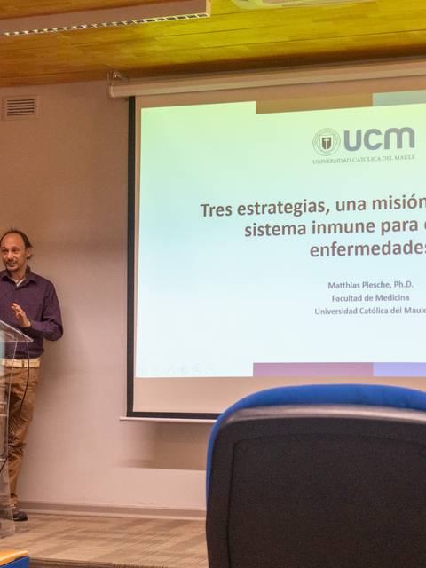 Un expositor en una conferencia presenta sobre el sistema inmune y su aplicación en enfermedades.