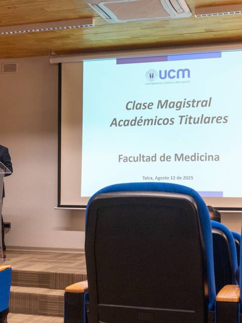 Un profesor dando una clase magistral en la Facultad de Medicina de una universidad chilena.