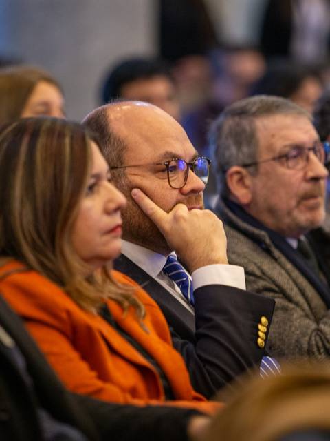 Un grupo de personas atentas en un evento o conferencia.