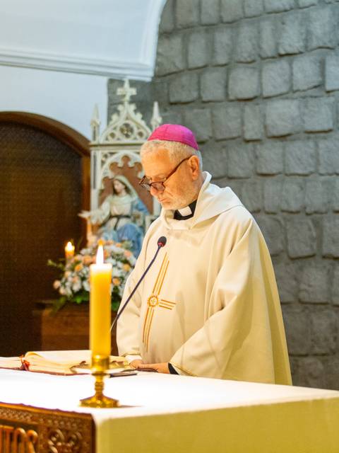 Una ceremonia religiosa con un obispo oficiando en una iglesia.
