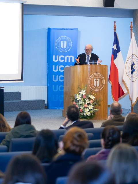 Una charla en la Universidad Católica de Maule con un expositor y el público atento.