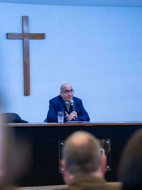 Un hombre hablando desde un podio en un evento religioso.