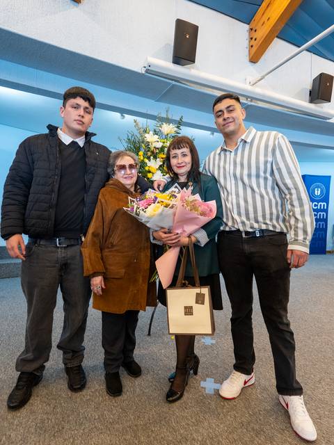 Una familia celebrando un momento especial en un lugar público.