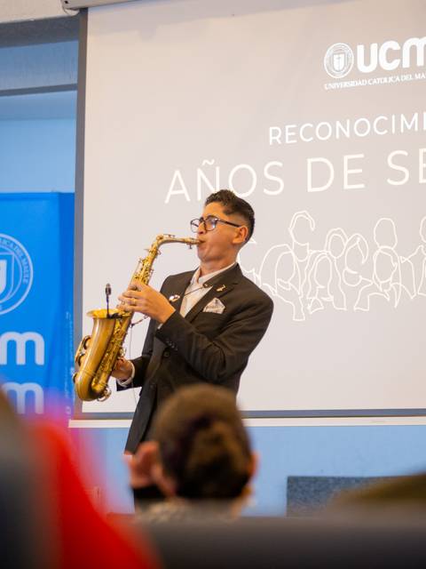 Un músico toca el saxofón durante una ceremonia de reconocimiento en la UCM.
