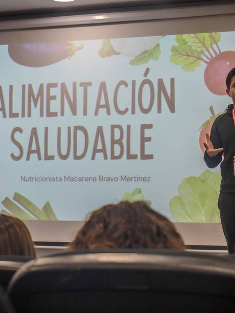Un nutricionista presenta sobre alimentación saludable en una charla.