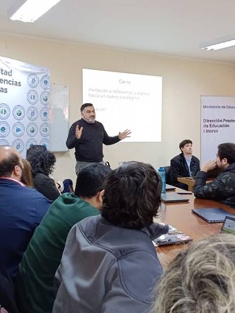 Un profesor expone frente a un grupo de estudiantes en una sala de clases en una facultad chilena.