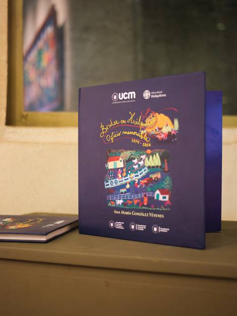 Una presentación de un libro artístico en una mesa.