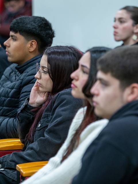 Un grupo de jóvenes escuchando atentamente en una charla.