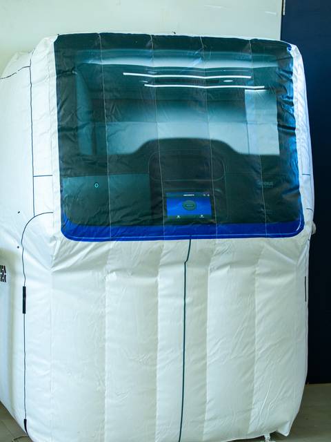 Ese es un dispositivo de aislamiento que parece ser utilizado para procedimientos médicos o de estética.