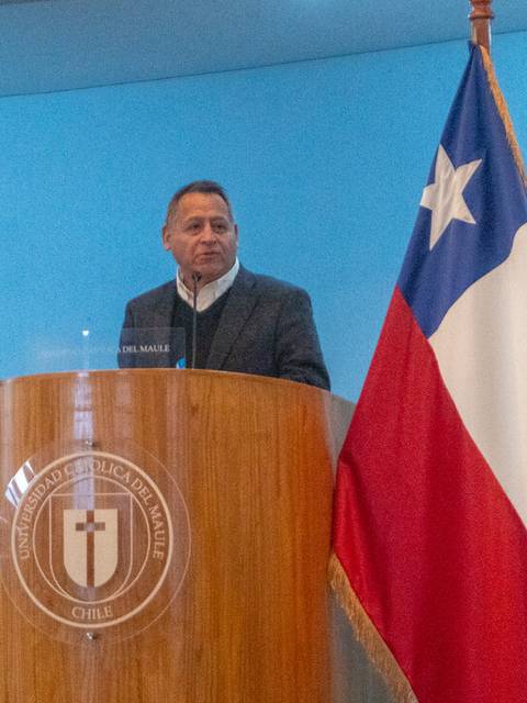 Un hombre habla desde un podio en una conferencia en Chile.