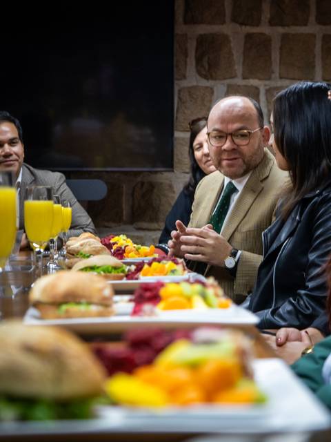 Una reunión en la que se disfrutan comidas y bebidas entre varias personas.