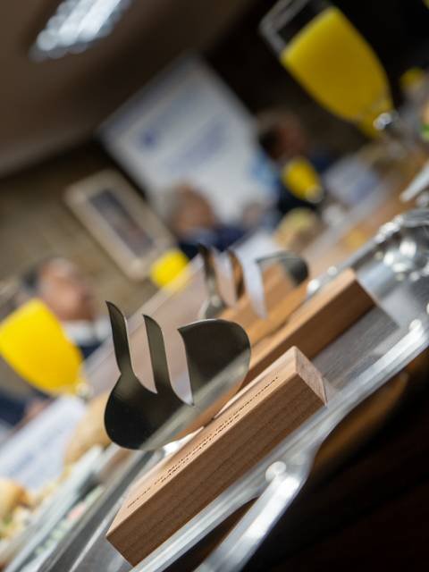 Una mesa con premios y copas de jugo en un evento especial.