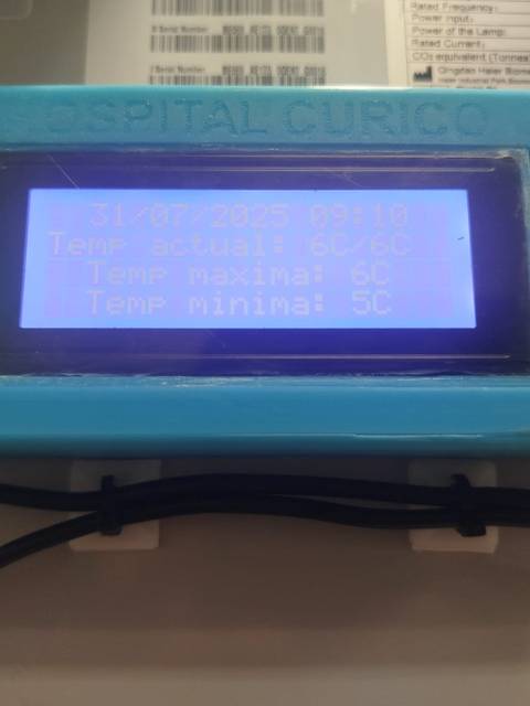 Un dispositivo electrónico que muestra la temperatura actual, máxima y mínima en el Hospital de Curicó.