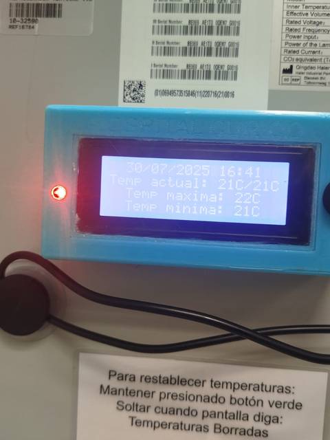 Un dispositivo que muestra la temperatura actual y máxima en una pantalla.