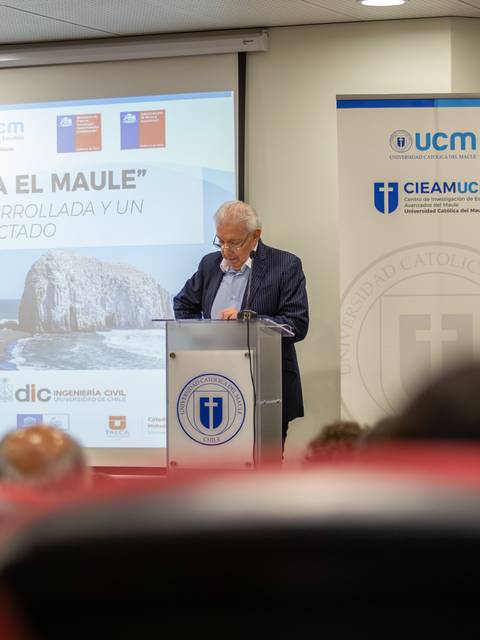 Un evento en un auditorio donde se discute sobre el desarrollo de la región del Maule.