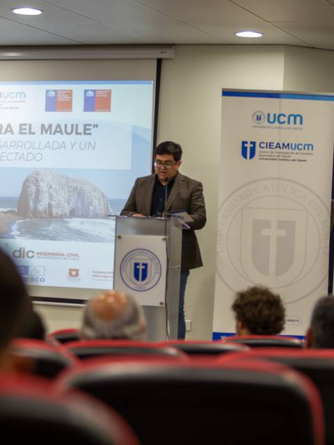 Un caballero expone sobre el desarrollo de un puerto en la región del Maule.