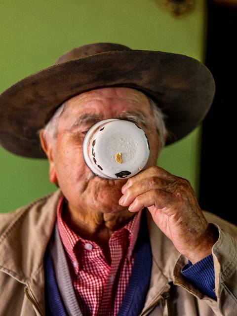 Un abuelito tomando mate con mucha tranquilidad.