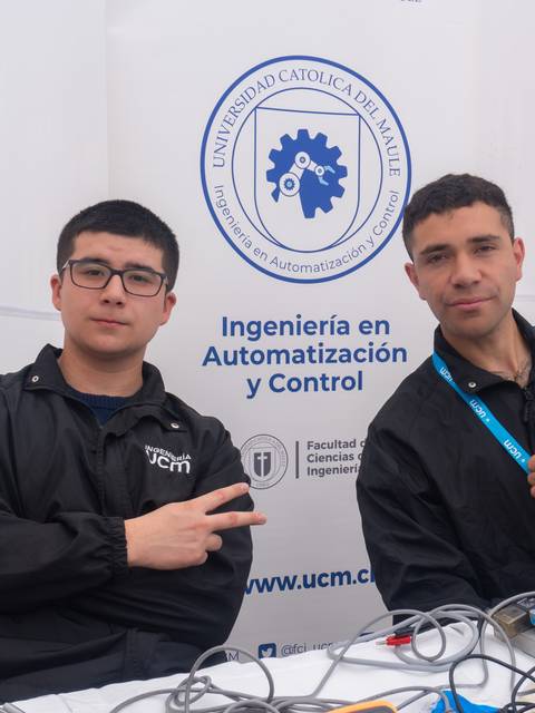 Chiquillos mostrando sus proyectos de automatización en una feria técnica.