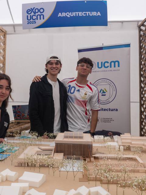 Un grupo de estudiantes presenta un proyecto arquitectónico en la Expo UCM 2025.