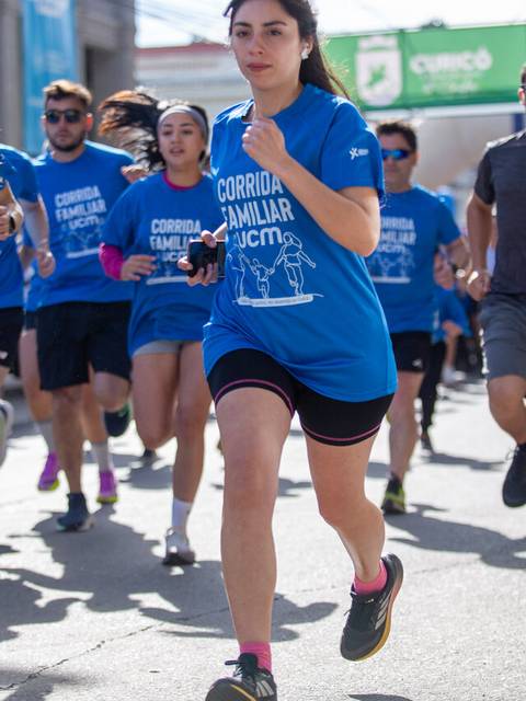 Un grupo de personas corriendo en una corrida familiar en Chile.