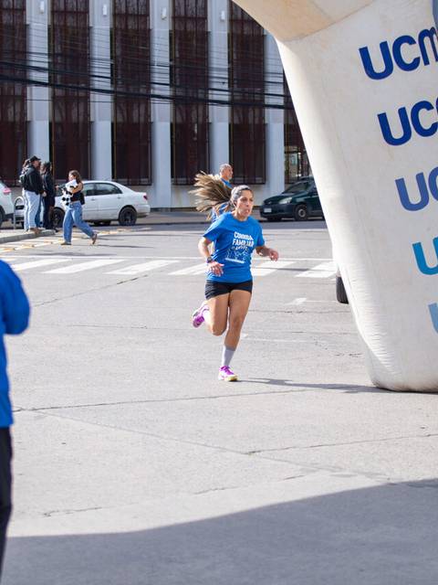 Corredores cruzando la meta en un evento deportivo de la UCM.