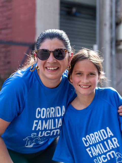Una mamá y su hija posan felices en una corrida familiar.