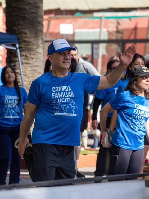 Una familia entusiasta participa en una corrida en un ambiente alegre y soleado.