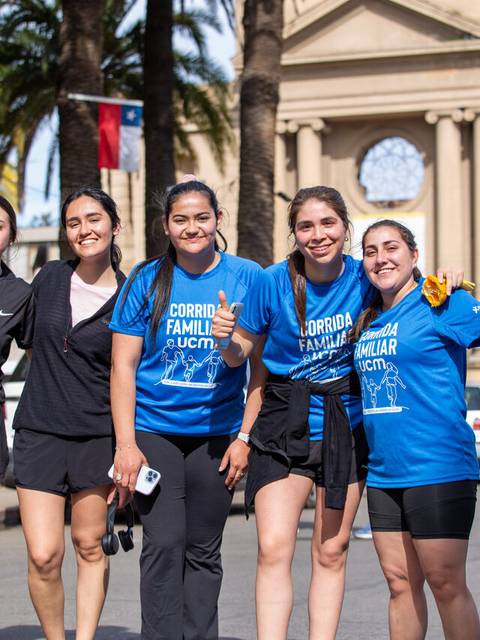 Un grupo de amigas sonríen felices tras participar en una corrida familiar.