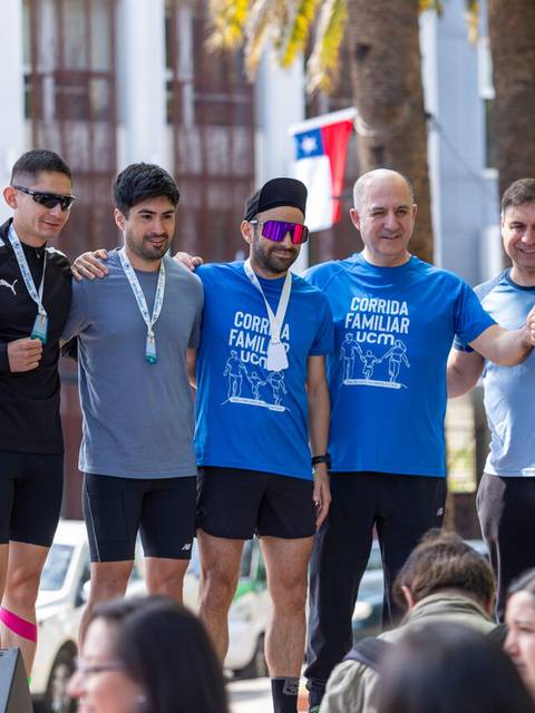 Un grupo de corredores sonríen tras participar en una corrida familiar en Chile.