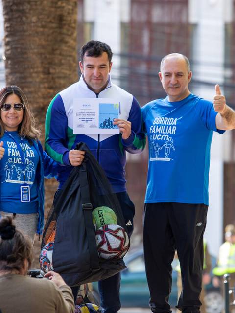 Celebración de un evento familiar con alegría y sonrisas en el parque.