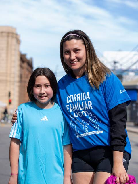 Dos mujeres sonrientes posando juntas después de una corrida familiar.