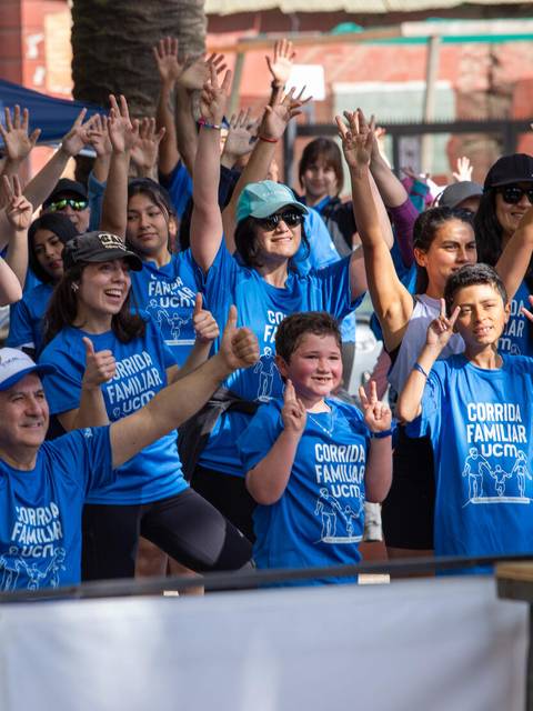 Un grupo de personas felices participando en una corrida familiar.