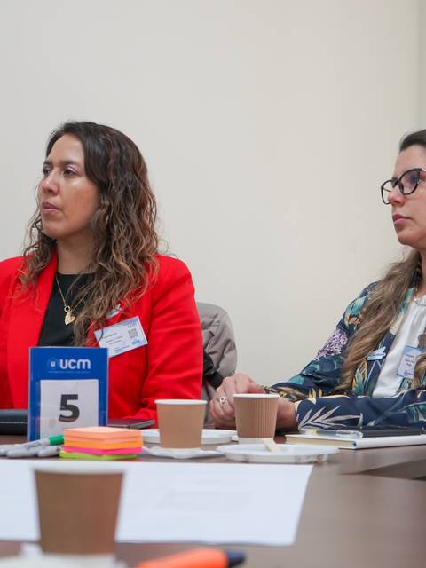 Un grupo de mujeres participando activamente en una reunión.