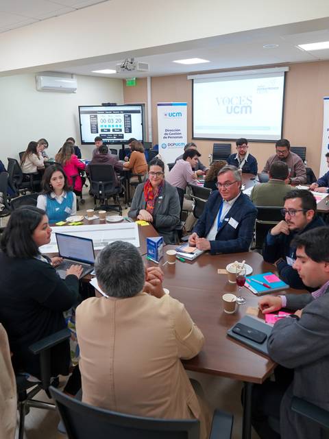 Una reunión colaborativa con un grupo diverso de profesionales en un ambiente de trabajo.