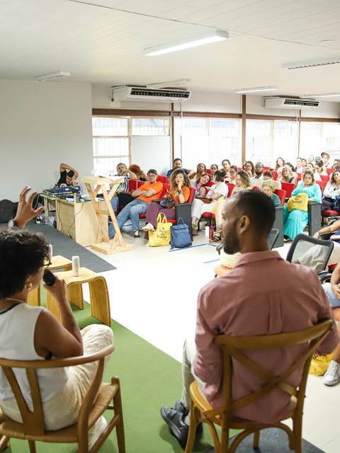 Una charla con un público entusiasta en un evento congregando a muchas personas.