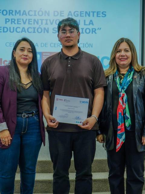 Un grupo de personas celebra la obtención de un certificado en un evento educativo en Talcahuano.