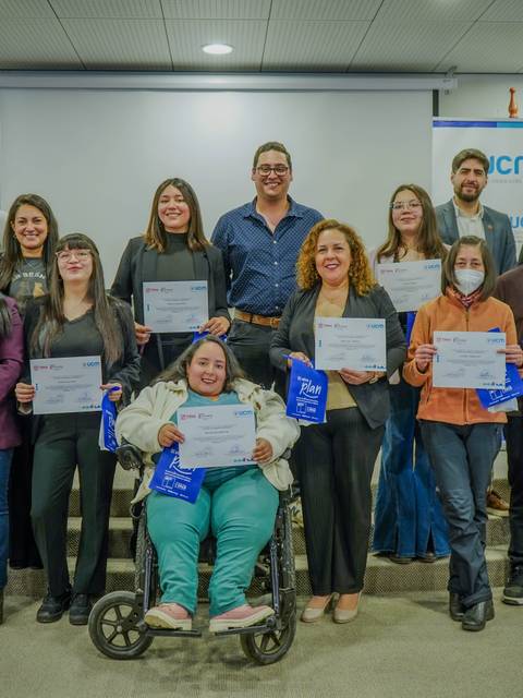 Grupo de personas sonrientes posando con sus certificados en un evento en Chile.