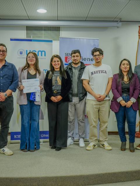Un grupo de personas sonrientes posando en un evento oficial en Chile.