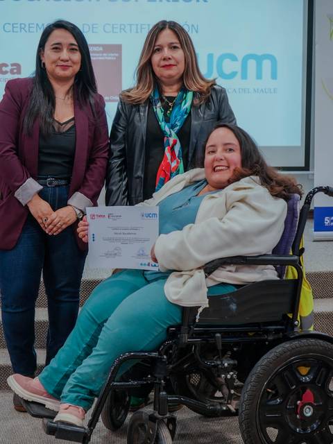 Una ceremonia de certificación donde una mujer en silla de ruedas recibe su diploma.
