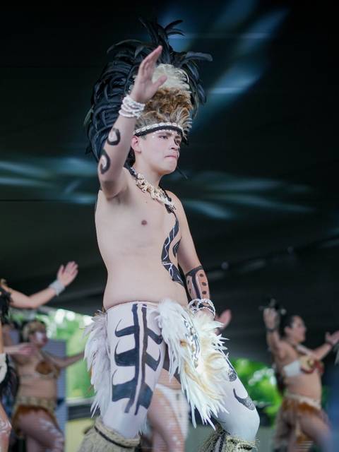 Bailarines en plena presentación de danzas tradicionales chilenas.