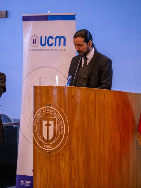 Una presentación en la que una persona traduce en lengua de señas mientras otro habla en un podio.