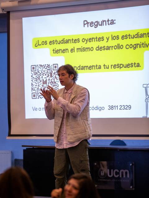 Un cabro habla sobre la diferencia cognitiva entre estudiantes oyentes y no oyentes en una charla.