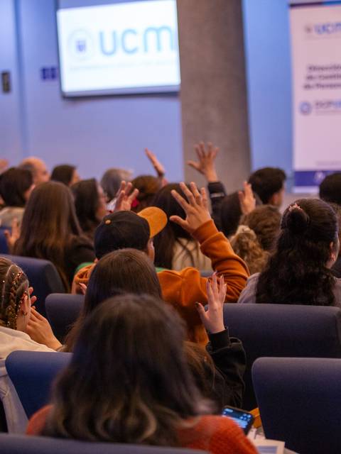 Una multitud aplaudiendo en un evento en la UCM.