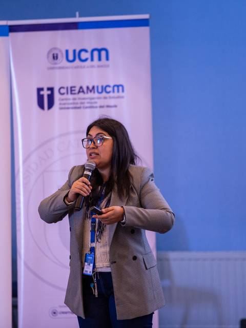 Una persona presentando en un seminario de la universidad.