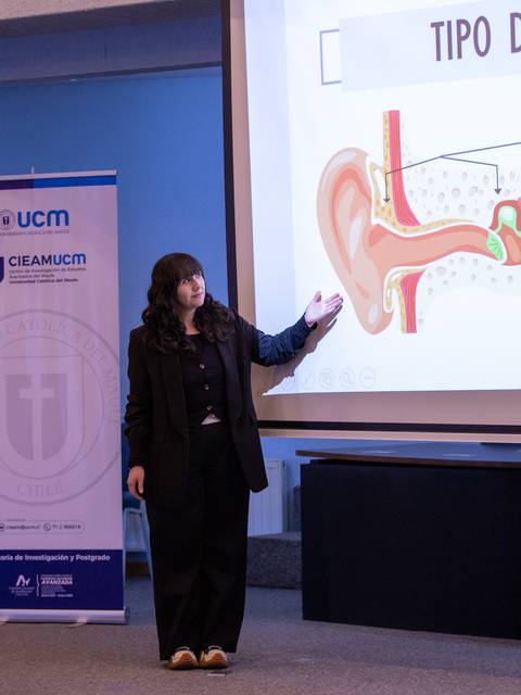 Una profesional presenta sobre los tipos de pérdida auditiva en una conferencia.