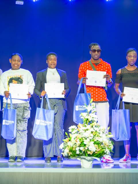 Un grupo de estudiantes celebra la finalización de un programa de español en un evento especial.