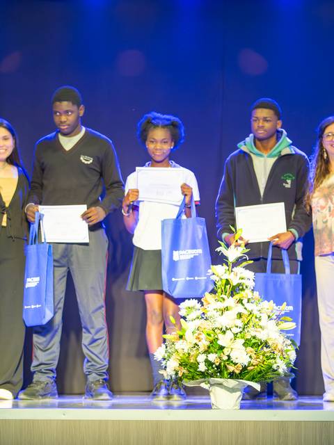 Estudiantes chilenos celebran la entrega de certificados en un evento escolar.